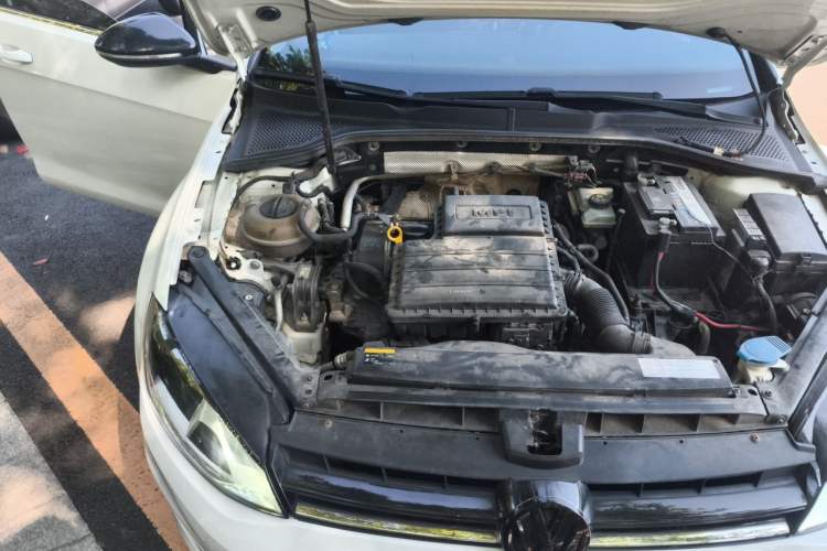 Used Volkswagen Golf 2015 1.6L Automatic Fashion Model Engine Bay Right
