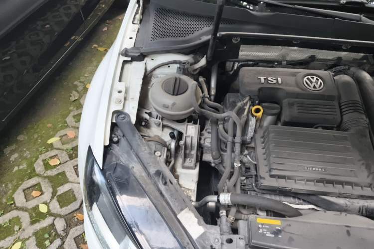 Used Volkswagen Golf 2015 1.4TSI Manual Comfort Model Engine Bay Right