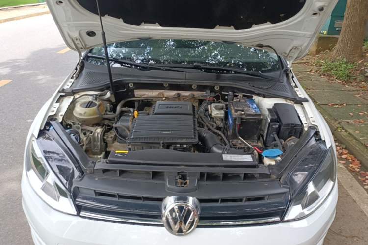 Used Volkswagen Golf 2015 1.6L Automatic Fashion Model Engine Bay