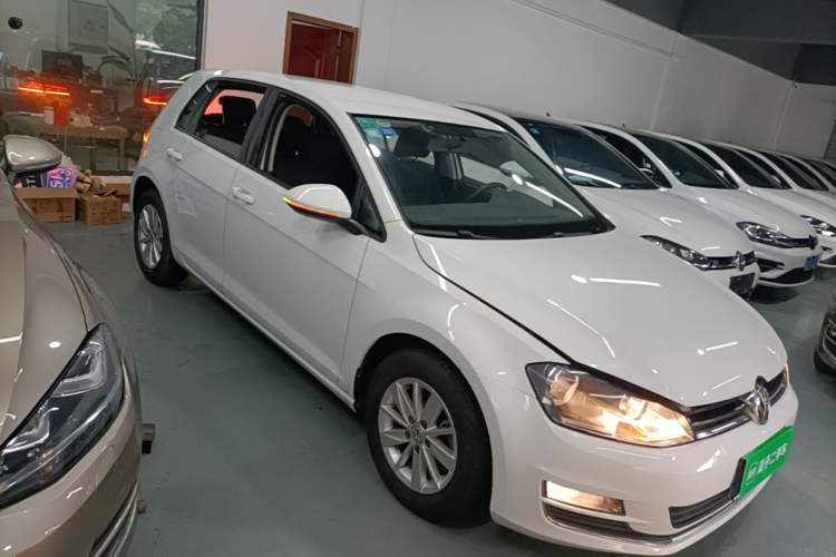 Used Volkswagen Golf 2015 1.6L Manual Fashion Edition Front Right 45 Deg