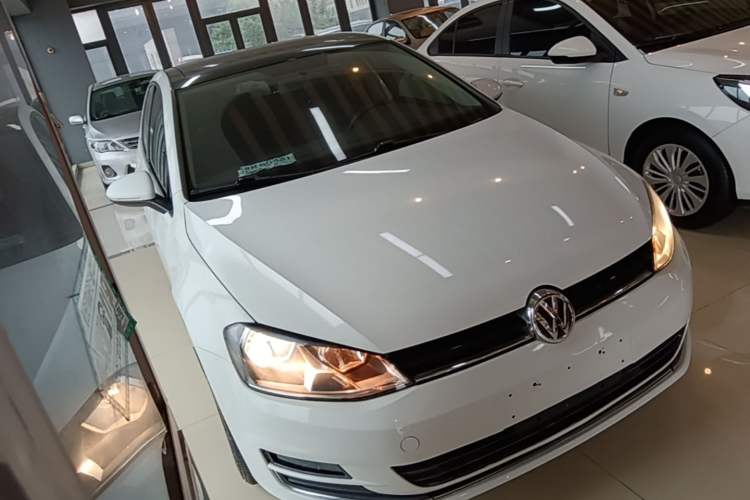 Used Volkswagen Golf 2015 1.6L Automatic Comfort Model Front Right 45 Deg