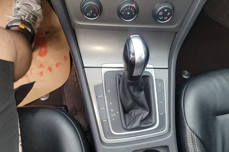 Used Volkswagen Golf 2015 1.6L Automatic Comfort Model Gear Lever