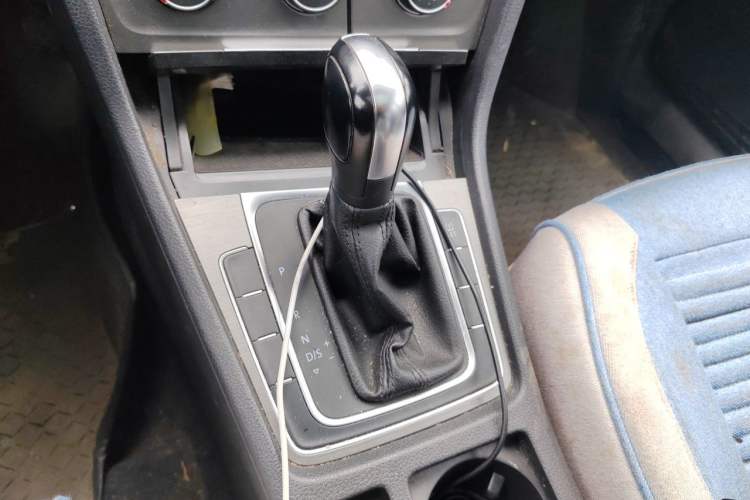 Used Volkswagen Golf 2015 1.6L Automatic Comfort Model Gear Lever