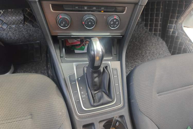 Used Volkswagen Golf 2015 1.4TSI Automatic Comfort Model Gear Lever