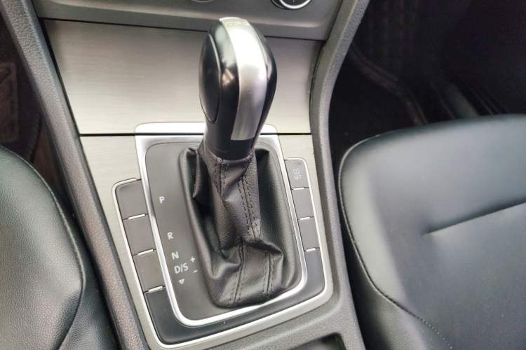 Used Volkswagen Golf 2015 1.4TSI Automatic Comfort Model Gear Lever