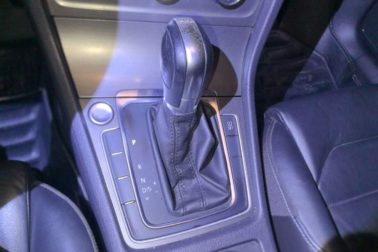 Used Volkswagen Golf 2015 1.4TSI Automatic Luxury Model Gear Lever