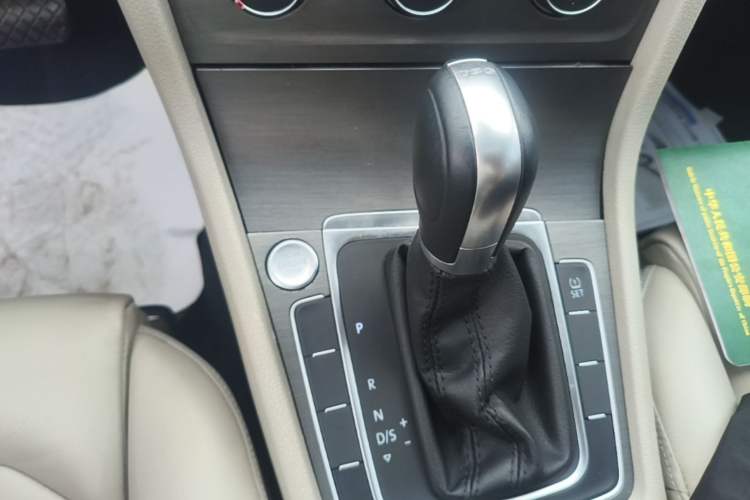 Used Volkswagen Golf 2015 1.4TSI Automatic Luxury Model Gear Lever