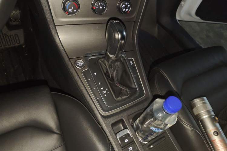 Used Volkswagen Golf 2015 1.4TSI Automatic Luxury Model Gear Lever