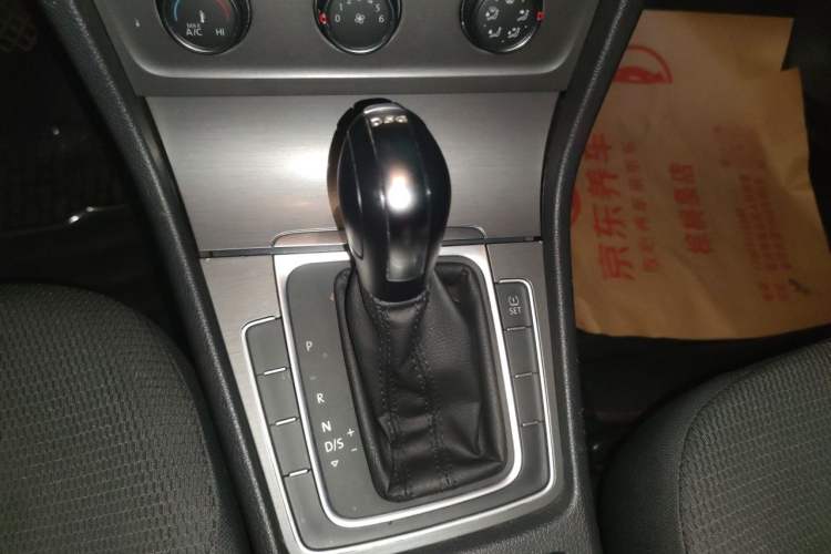 Used Volkswagen Golf 2015 1.4TSI Automatic Comfort Model Gear Lever