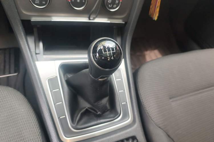 Used Volkswagen Golf 2015 1.4TSI Manual Comfort Model Gear Lever