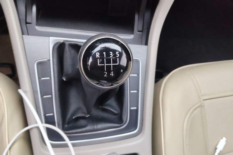 Used Volkswagen Golf 2015 1.4TSI Manual Comfort Model Gear Lever