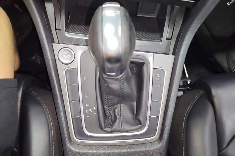 Used Volkswagen Golf 2015 1.4TSI Automatic Luxury Model Gear Lever