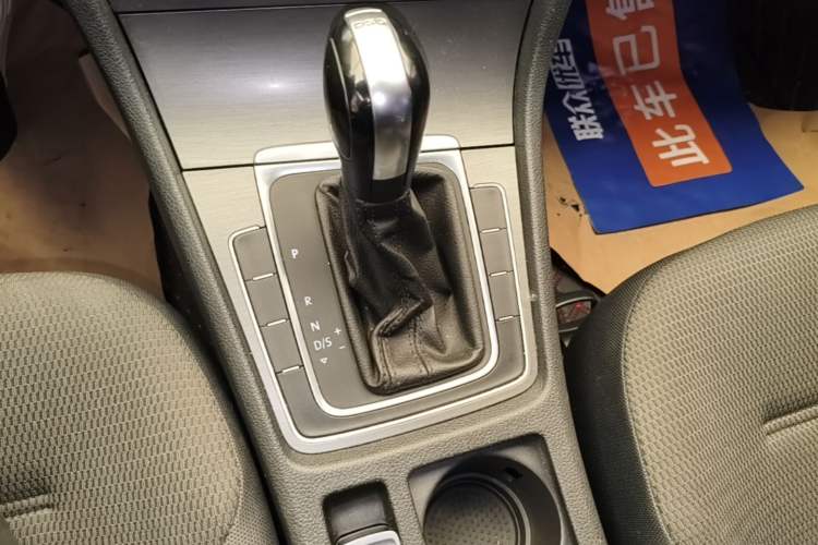 Used Volkswagen Golf 2015 1.4TSI Automatic Comfort Model Gear Lever