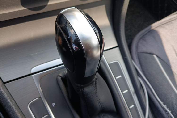 Used Volkswagen Golf 2015 1.6L Automatic Comfort Model Gear Lever