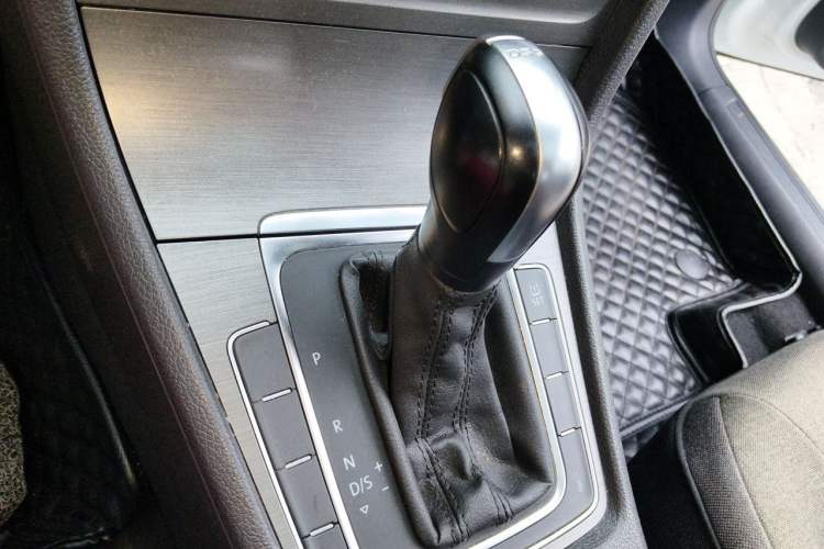 Used Volkswagen Golf 2015 1.4TSI Automatic Comfort Model Gear Lever