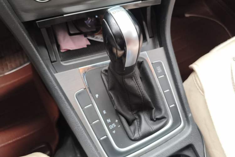 Used Volkswagen Golf 2015 1.4TSI Automatic Comfort Model Gear Lever