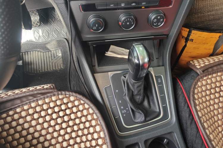 Used Volkswagen Golf 2015 1.4TSI Automatic Comfort Model Gear Lever