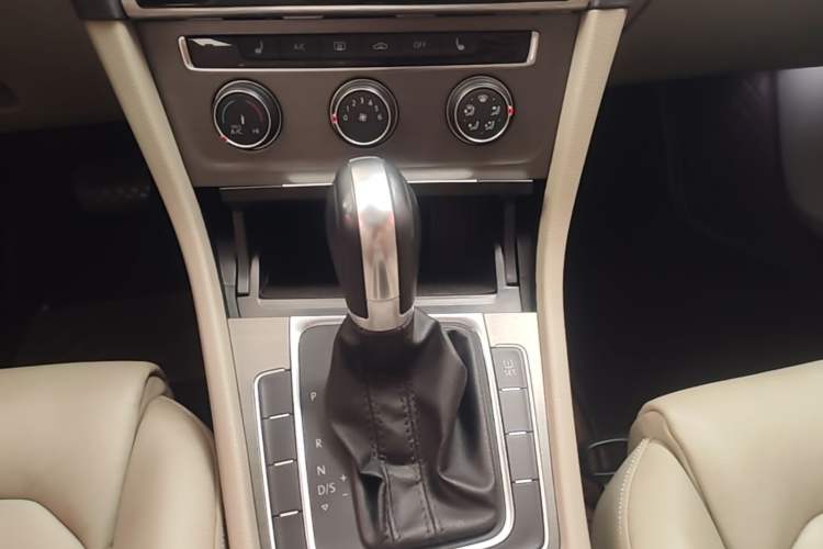 Used Volkswagen Golf 2015 1.6L Automatic Comfort Model Gear Lever