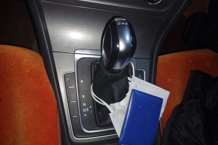 Used Volkswagen Golf 2015 1.4TSI Automatic Comfort Model Gear Lever