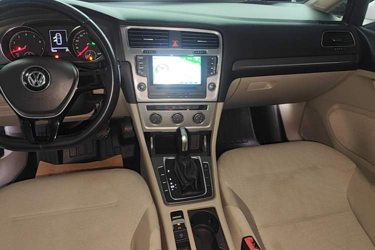 Used Volkswagen Golf 2015 1.4TSI Automatic Comfort Model Gear Lever