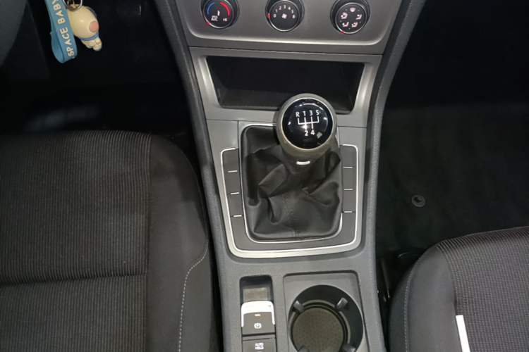 Used Volkswagen Golf 2015 1.6L Manual Fashion Edition Gear Lever