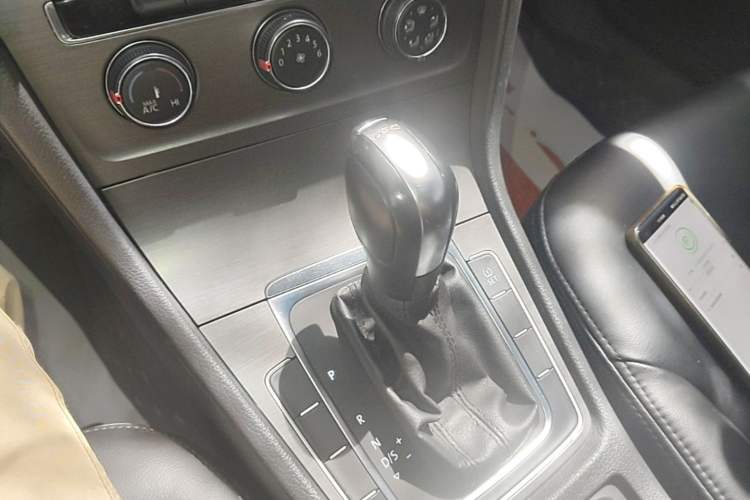 Used Volkswagen Golf 2015 1.4TSI Automatic Comfort Model Gear Lever