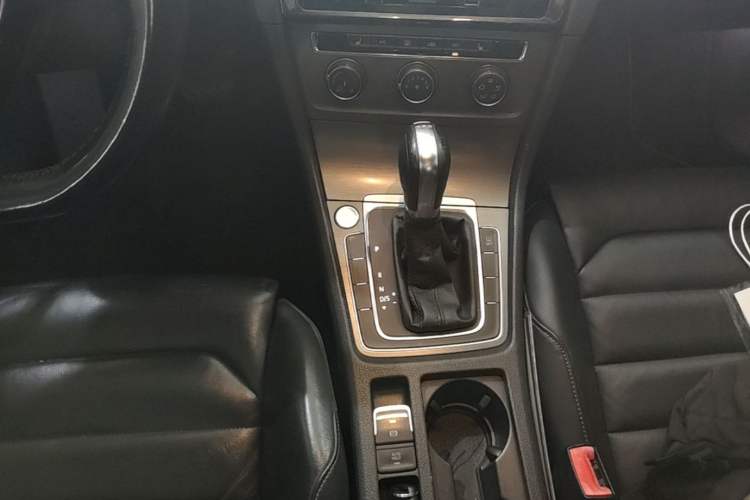 Used Volkswagen Golf 2015 1.4TSI Automatic Luxury Model Gear Lever