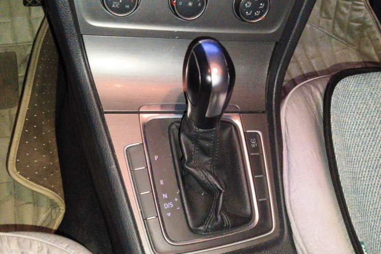 Used Volkswagen Golf 2015 1.6L Automatic Comfort Model Gear Lever