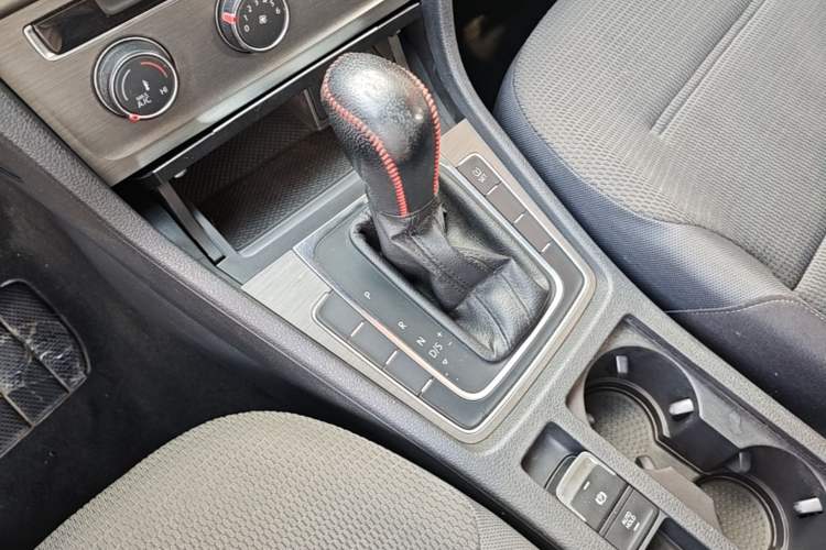 Used Volkswagen Golf 2015 1.6L Automatic Comfort Model Gear Lever