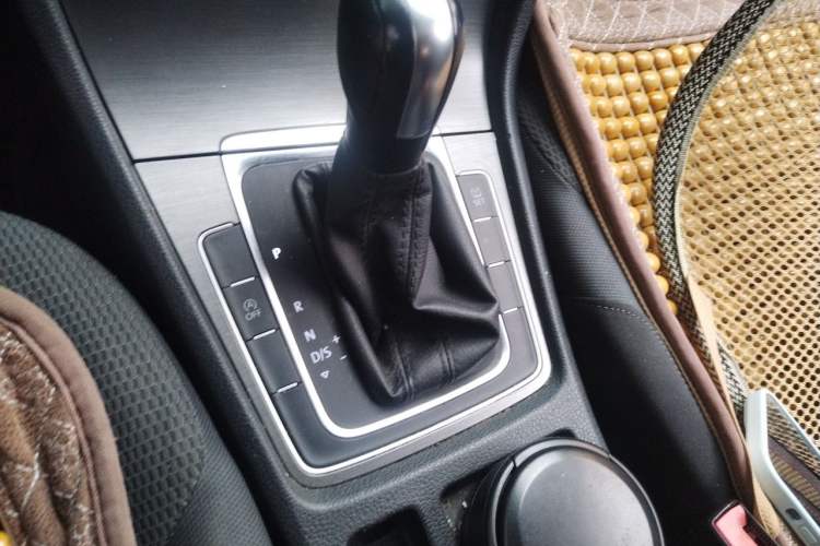 Used Volkswagen Golf 2015 1.2TSI Automatic Comfort Model Gear Lever