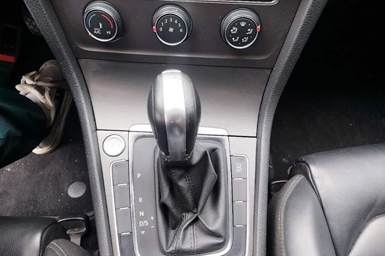 Used Volkswagen Golf 2015 1.4TSI Automatic Luxury Model Gear Lever