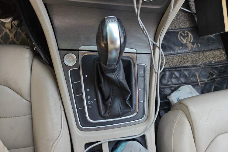 Used Volkswagen Golf 2015 1.4TSI Automatic Luxury Model Gear Lever