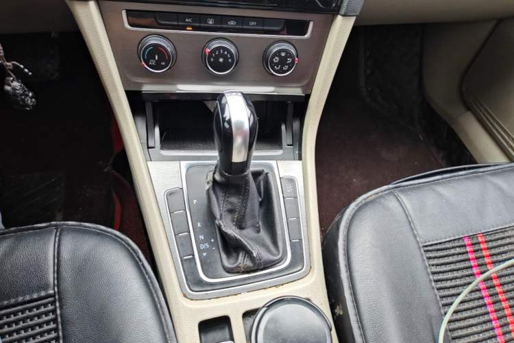 Used Volkswagen Golf 2015 1.4TSI Automatic Comfort Model Gear Lever