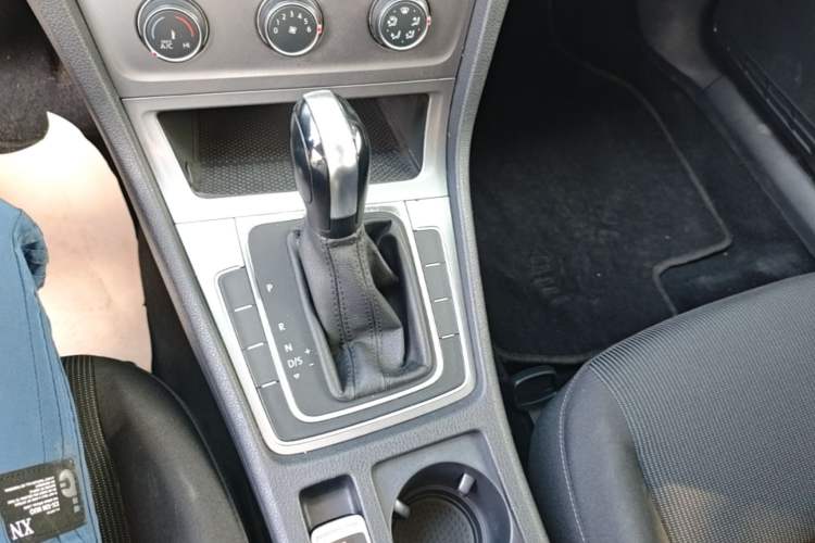 Used Volkswagen Golf 2015 1.6L Automatic Fashion Model Gear Lever