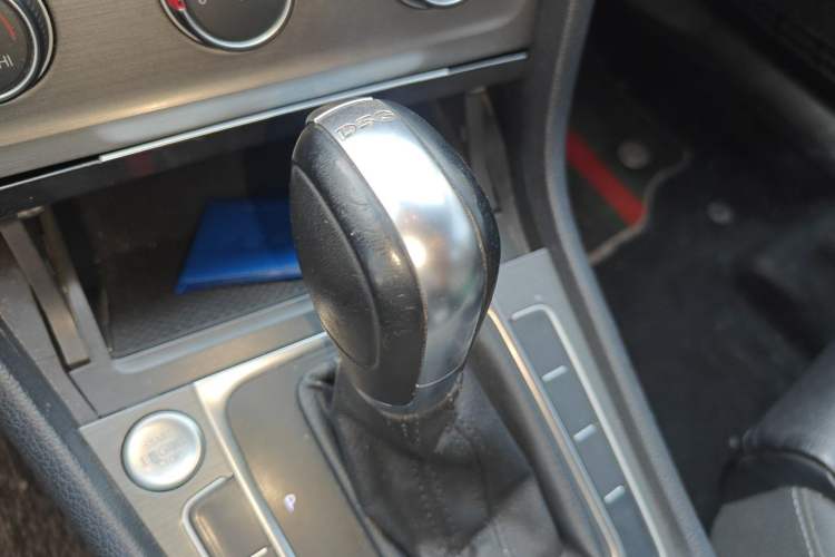 Used Volkswagen Golf 2015 1.4TSI Automatic Luxury Model Gear Lever