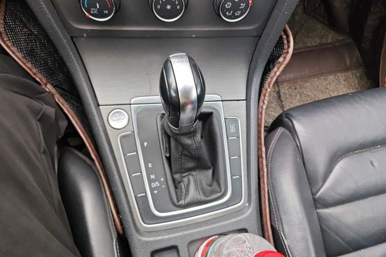 Used Volkswagen Golf 2015 1.4TSI Automatic Luxury Model Gear Lever