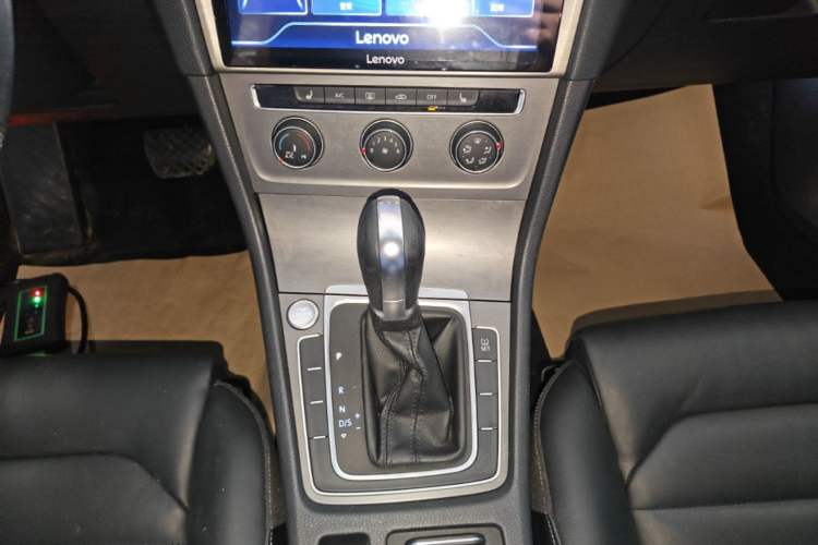 Used Volkswagen Golf 2015 1.4TSI Automatic Luxury Model Gear Lever