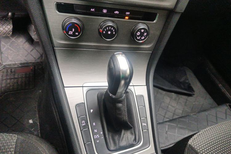 Used Volkswagen Golf 2015 1.4TSI Comfort Travel Edition Gear Lever