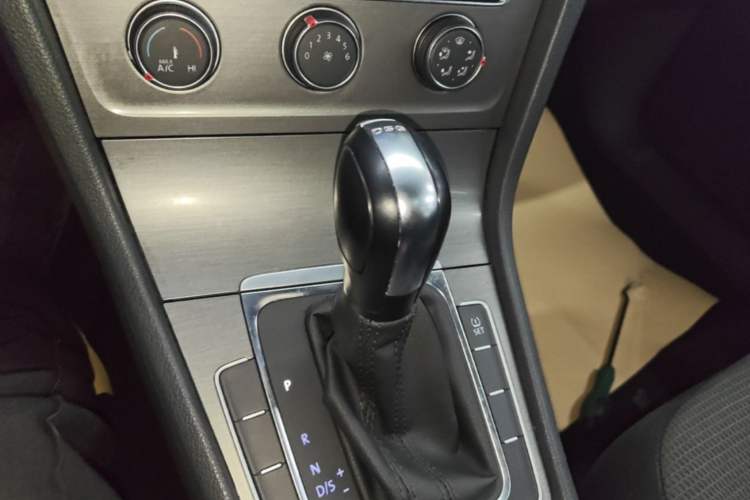 Used Volkswagen Golf 2015 1.4TSI Automatic Comfort Model Gear Lever