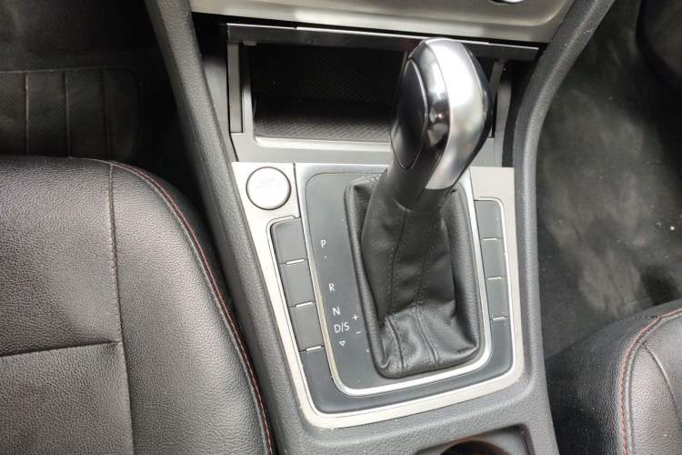 Used Volkswagen Golf 2015 1.6L Automatic Comfort Model Gear Lever