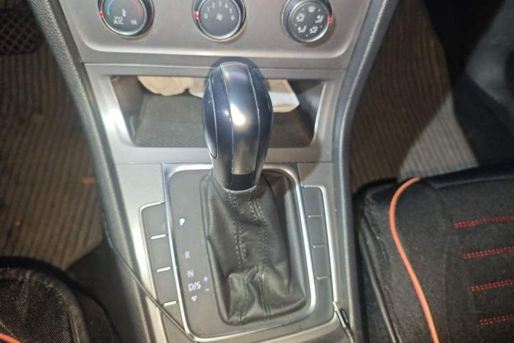 Used Volkswagen Golf 2015 1.6L Automatic Fashion Model Gear Lever