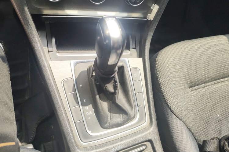Used Volkswagen Golf 2015 1.4TSI Automatic Comfort Model Gear Lever