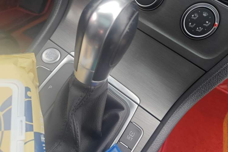 Used Volkswagen Golf 2015 1.4TSI Automatic Luxury Model Gear Lever