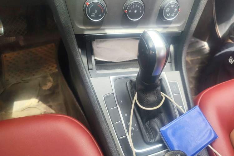 Used Volkswagen Golf 2015 1.6L Automatic Comfort Model Gear Lever