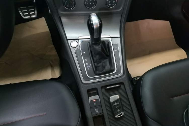 Used Volkswagen Golf 2015 1.4TSI Automatic Comfort Model Gear Lever
