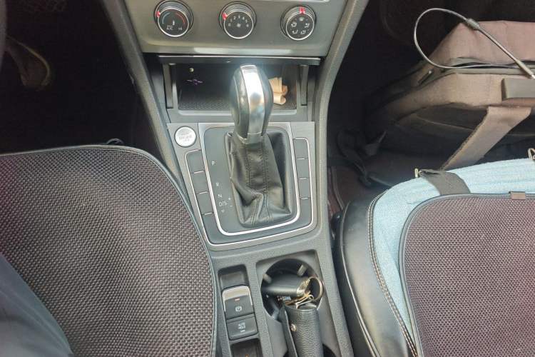 Used Volkswagen Golf 2015 1.4TSI Automatic Luxury Model Gear Lever