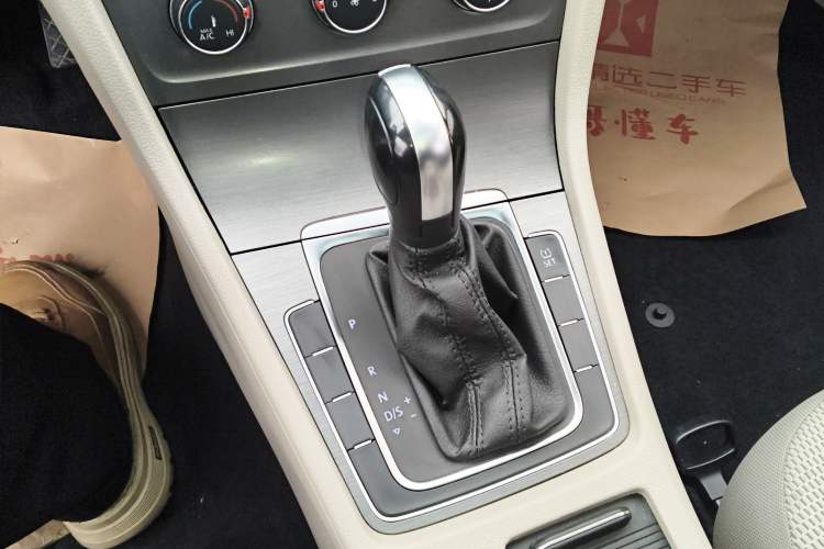 Used Volkswagen Golf 2015 1.6L Automatic Comfort Model Gear Lever