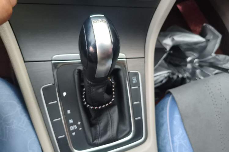 Used Volkswagen Golf 2015 1.4TSI Automatic Comfort Model Gear Lever