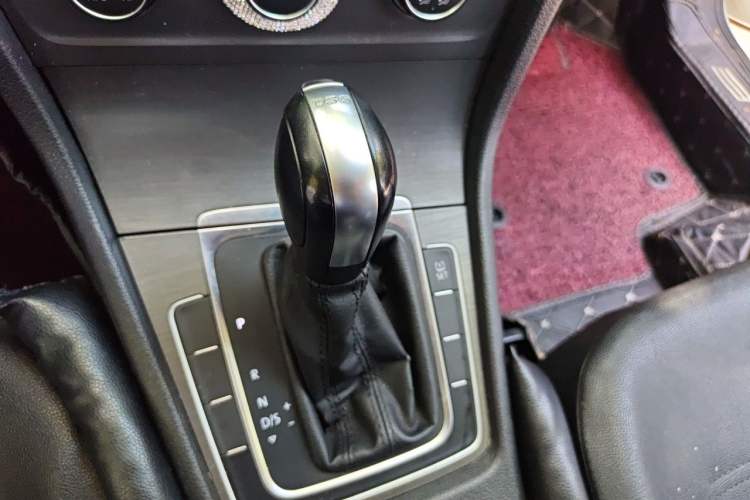 Used Volkswagen Golf 2015 1.4TSI Automatic Comfort Model Gear Lever