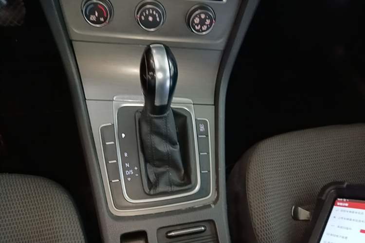 Used Volkswagen Golf 2015 1.6L Automatic Comfort Model Gear Lever